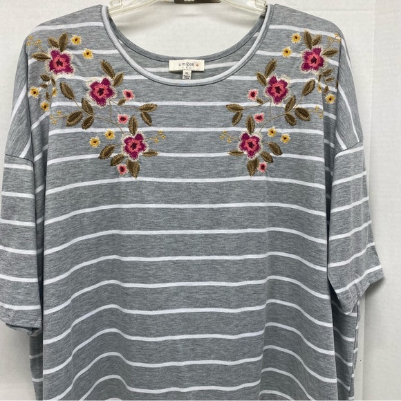 Umgee XL Gray Stripe w/Floral Embroidery Detail Cream Shear Hem Line Relaxed Fit - Picture 4 of 13